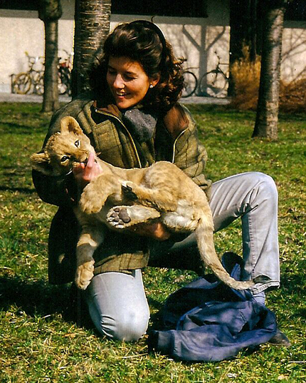 Julia Maltzan mit kleiner Wildkatze